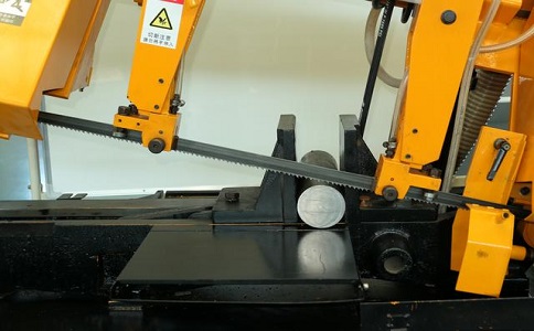 威远数控带锯床自动送料精度会出现偏差吗？